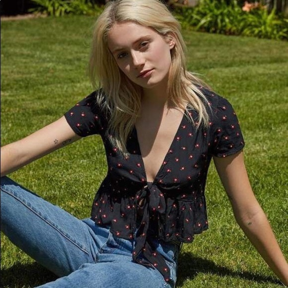 RARE BRANDY MELVILLE TIE FRONT TOP